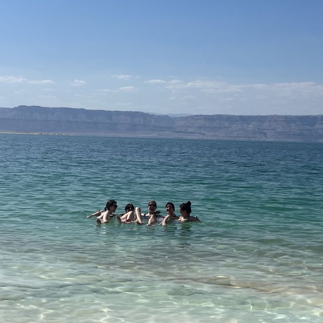 Fünf Mädels lassen sich im Toten Meer treiben