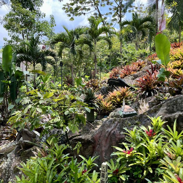 der pflanzenreiche Garten, mit Miniatur-Darstellungen von Wahrzeichen rund um Kolumbien