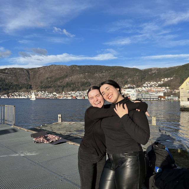 Beste Freundinnen am Meer in Norwegen mit Sonnenschein
