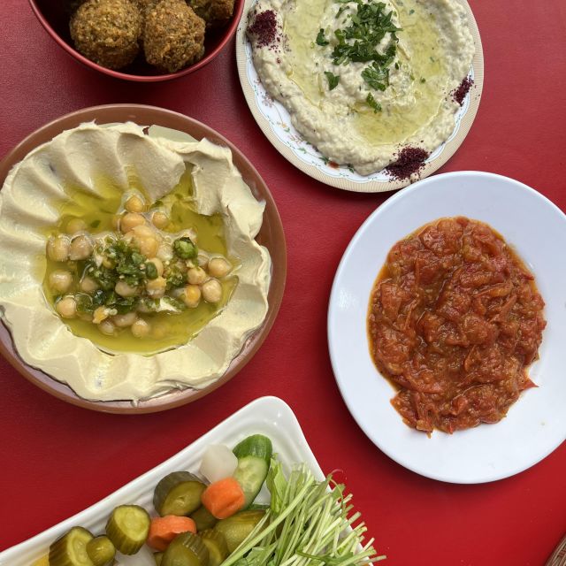 Mezzeplatten: Falafel,Mutabal, Hummus, Galayet bandora und Gemüse