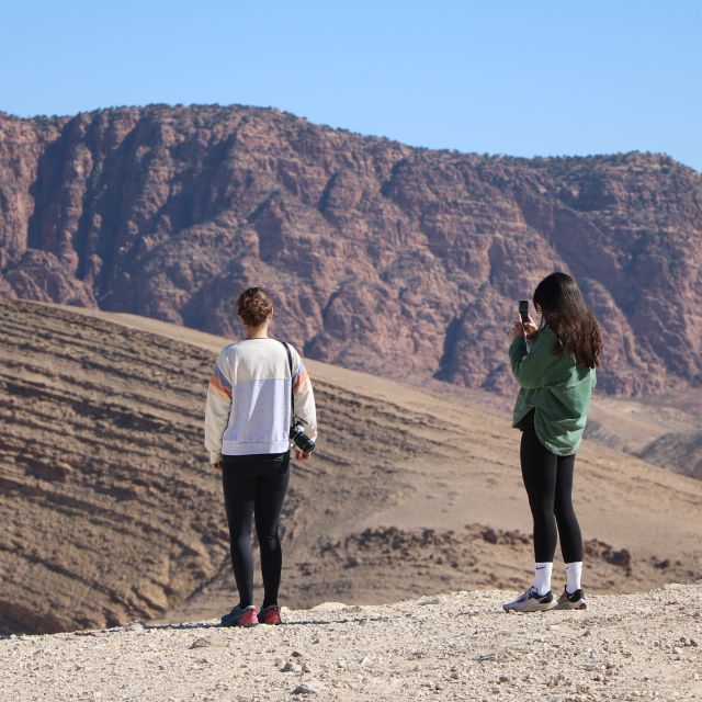 Steffi und ich vor der Landschaft in Jordanien