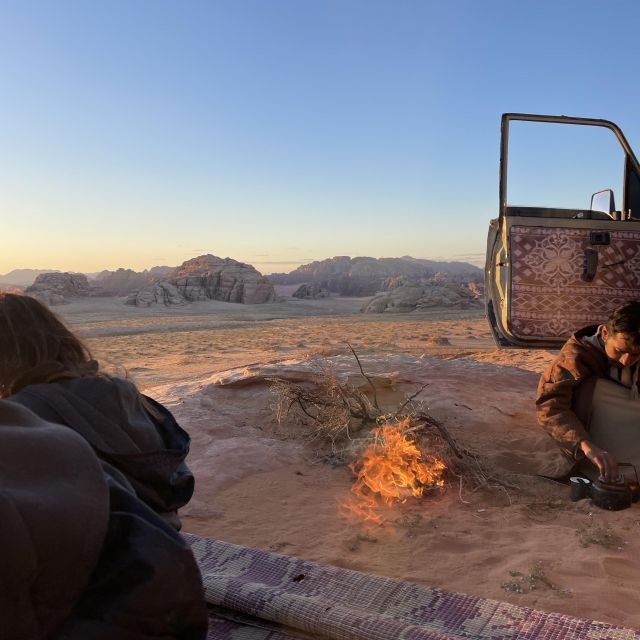 Unser Jeepfahrer Yazan macht uns in der Wüste Tee