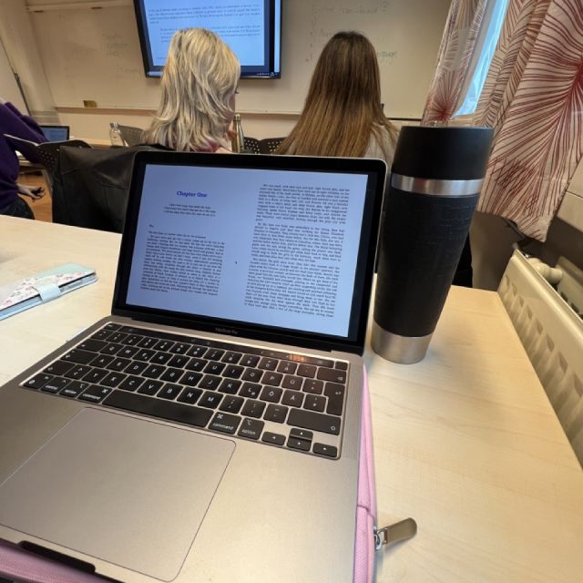 Vorlesung in Bergen mit einem Computer und Student:innen