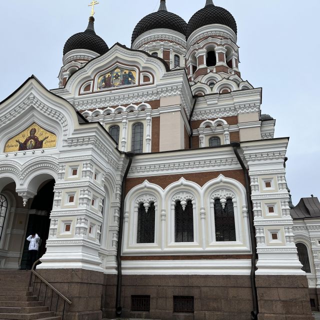 große imposante Kathedrale in weiß und rot mit mehreren Kuppeln und Türmen