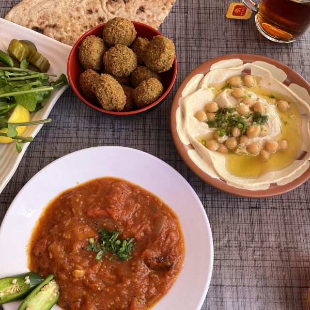 Hier sieht man Falafel, Galayet Banodra, Gemüse, Tee und Brot