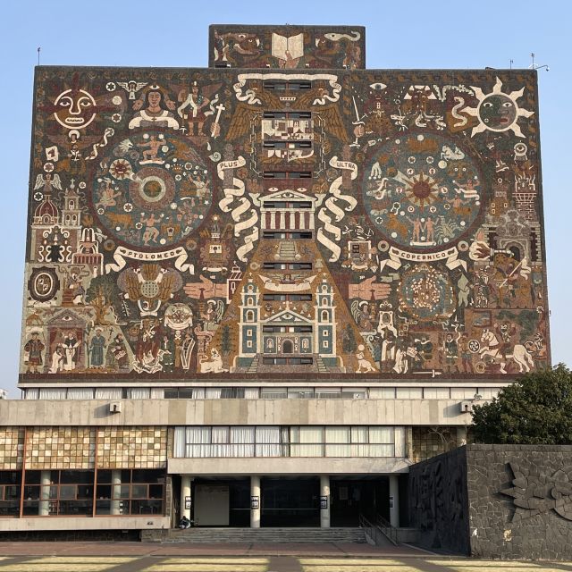 Auf dem Bild seht ihr die Fassade der zentralen Bibliothek der UNAM.