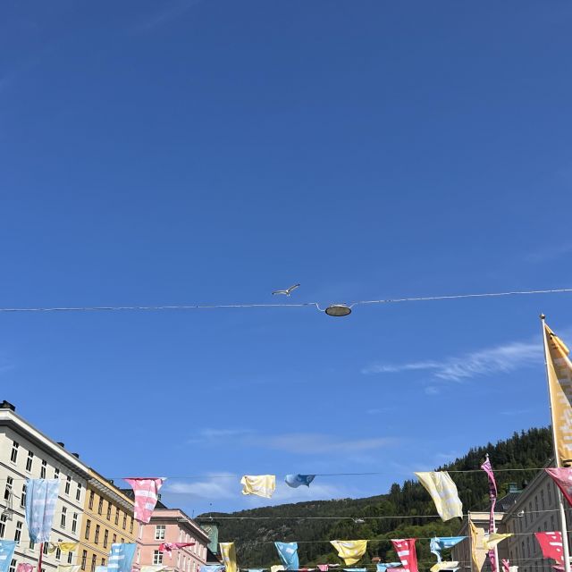 Bunte Stadt Bergen in Norwegen mit bunter Deko