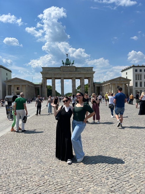 zwei Mädels vor dem Brandenburger Tor bei sonnigem Wetter