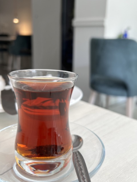 türkischer tee auf einem weißen Tisch