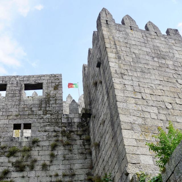 Burg mit einer Portugalflagge