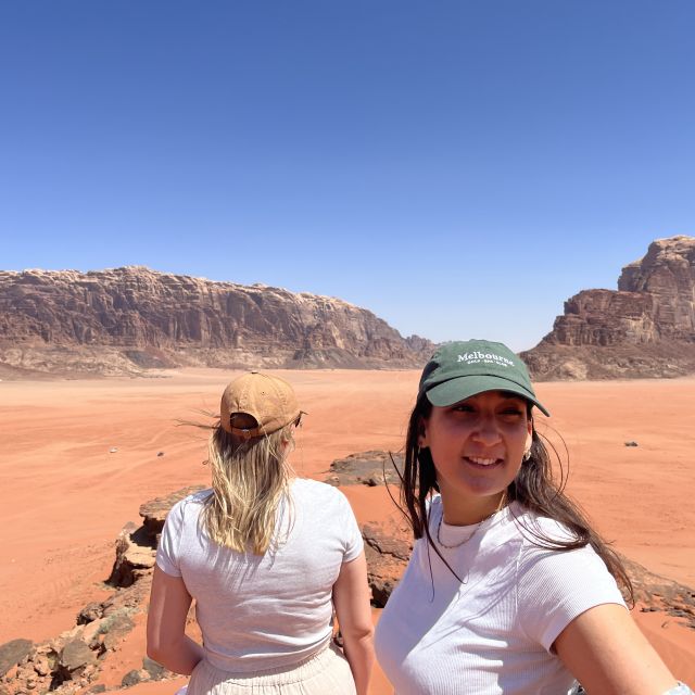 Meine Freundin und ich in in der Wüste Wadi Rum