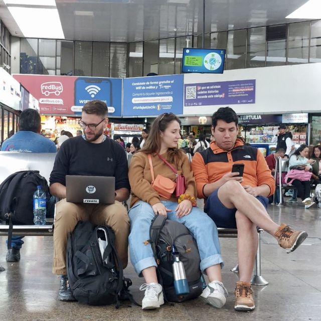 ich sitze mit Freunden im Bahnhof Terminal und arbeite an meinem Laptop, während wir auf unseren Bus warten