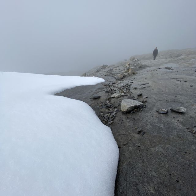 schneebedeckte Berge im Cocuy Nationalpark; rechts ist schemenhaft eine Person zu sehen, wie sie gerade den Zenit erreicht