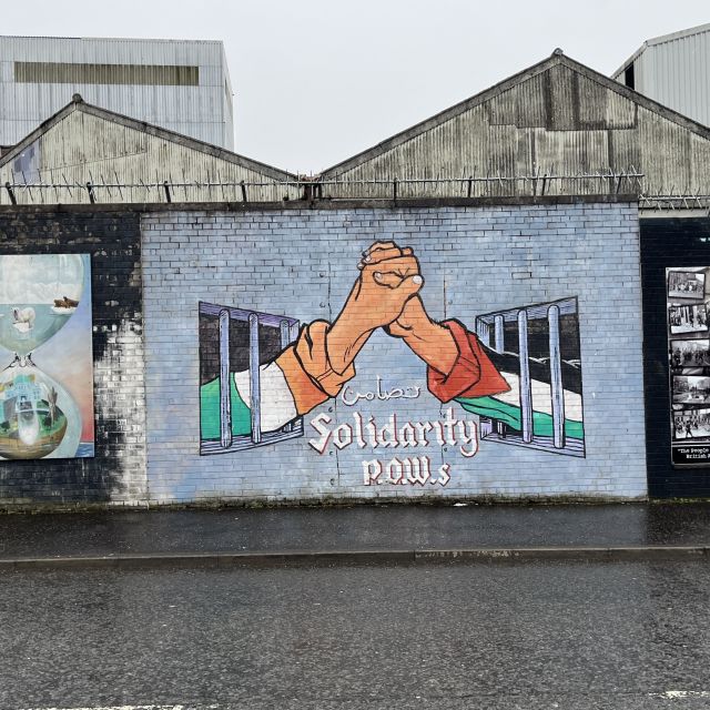 Wandmalerei von zwei Händen aus Gefängnissen eine Hand mit palästinensischem Ärmel und eins mir irischem Ärmel als Zeichen ihrer NAationalität