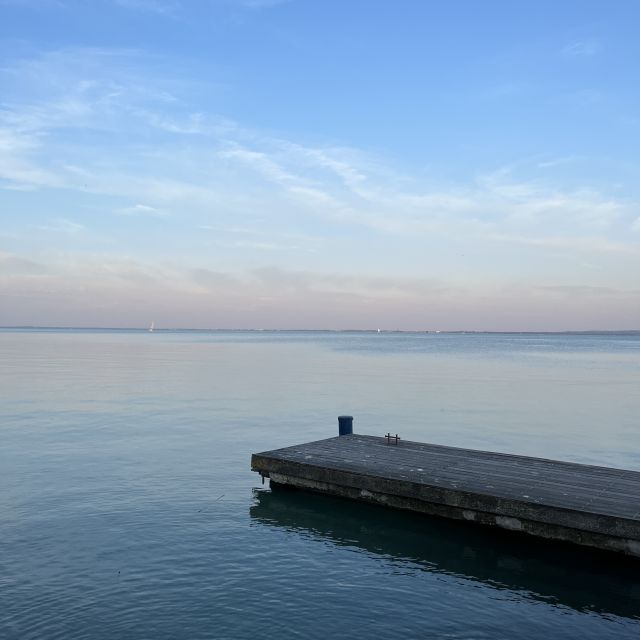 Img_6470 Zu sehen ist der ungarische Plattensee (Balaton) Der Himmel ist leicht rosa. Im Vordergrund schwimmt ein Steg.