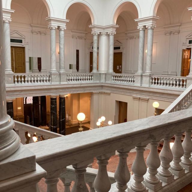 Die Unibib von innen: Das marmorne Treppenhaus der "Biblioteca Albertina" beleuchtet