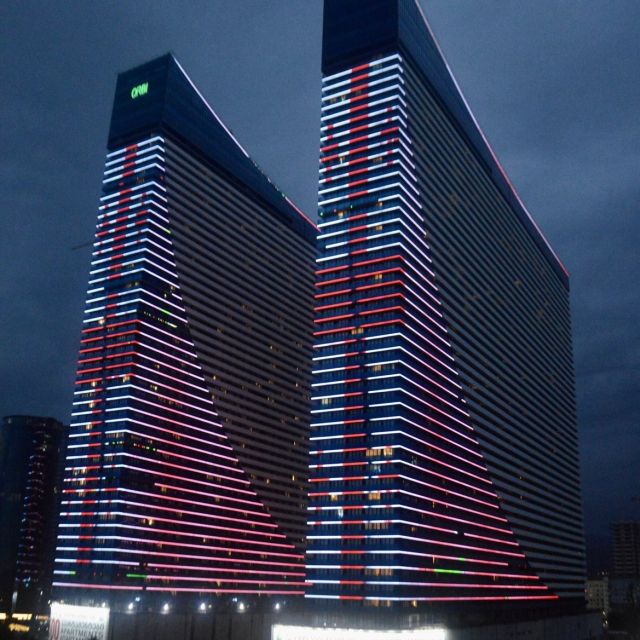 Orbi Towers mit Nationalfarben beleuchtet
