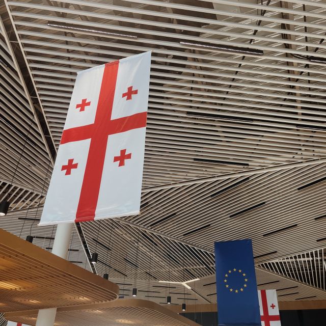 EU und Georgien Flaggen im Flughafen