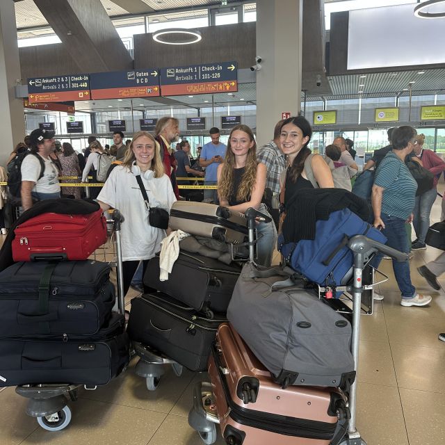 3 junge Frauen mit 9 Koffern am Flughafen