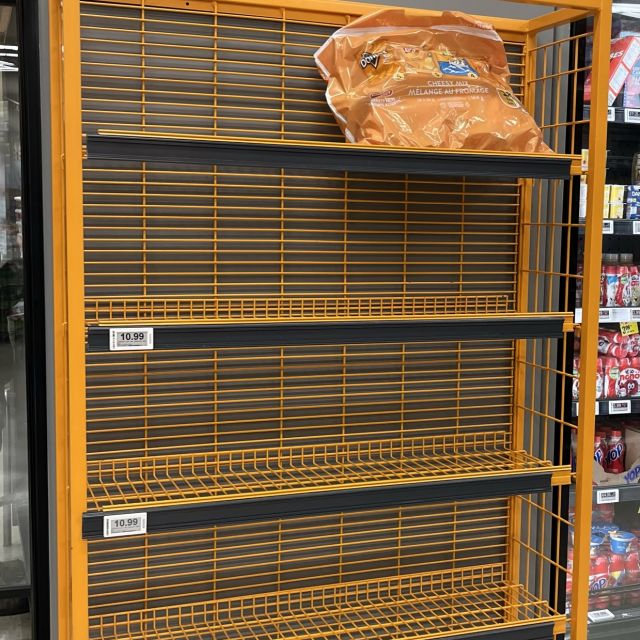 Ein nahezu leeres Regal im Supermarkt - die M