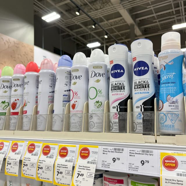 Foto vom Regal mit Deodorants im Supermarkt. Im Angebot kosten die Deos 7,50 CAD. Die Produkte von Nivea über 9 Dollar.