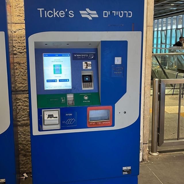 Blauer Automat am Ben Gurion Airport an dem man einen Rav Kav Pass kaufen kann.