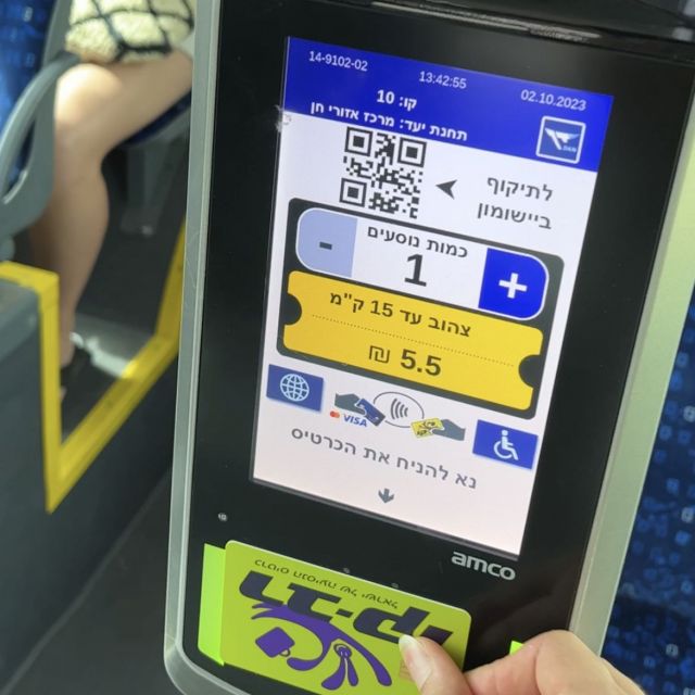 Bild eines kleinen Fahrscheinautomaten im Bus. Eine Fahrt = 5.5 Schekel. Unten ist eine Fläche zum Kontaktlosen bezahlen mit dem Rav Kav pass oder Kreditkarte.