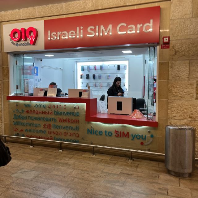Laden mit Rotem Schild, Aufschrift: 019 - Israeli SIM Card