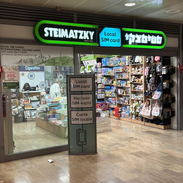 Kiosk am Flughafen mit Namen Steimatzky.