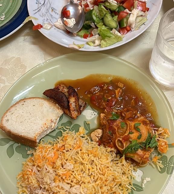 Ein Telller beim Shabbat Essen. Zum Essen gab es Shakshuka (traditionelles Israelisches Gericht mit Tomaten und Ei), Reis mit Karotte, Salat, Kartoffelecken, Brot.