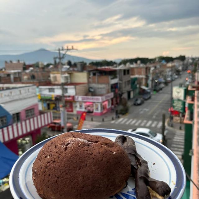 Cochas auf einem Teller, im Hintergrund die Stadt.