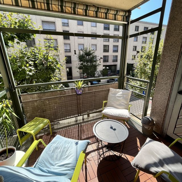 Balkon mit Stühlen und Sonnenschein
