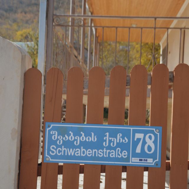 Die Straßenschilder sind auf deutsch-georgisch.