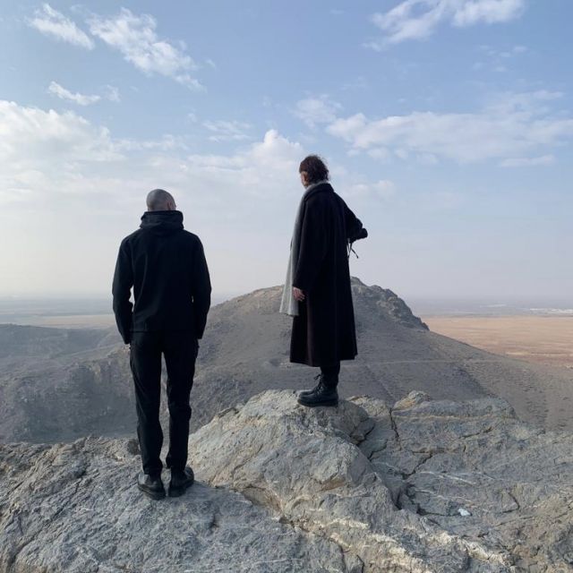Mein Freund Sergej und ich gucken in Richtung Türkei von einem Felsen. Das Bild ist in der Nähe vom Kloster aufgenommen.