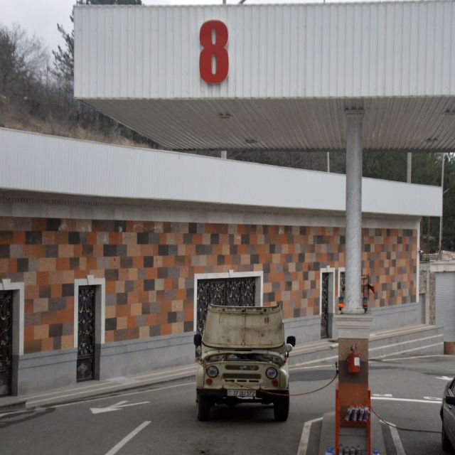 Eine Tankstelle in Armenien, wo wir halt gemacht haben. Hier wird ein Auto betankt. Das Bild habe ich unterwegs nach Jerewan aufgenommen.