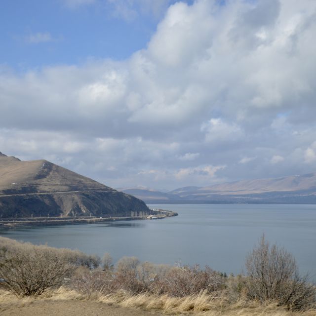 Der Sevan See mit der kargen Berglandschaft im Hintergrund.
