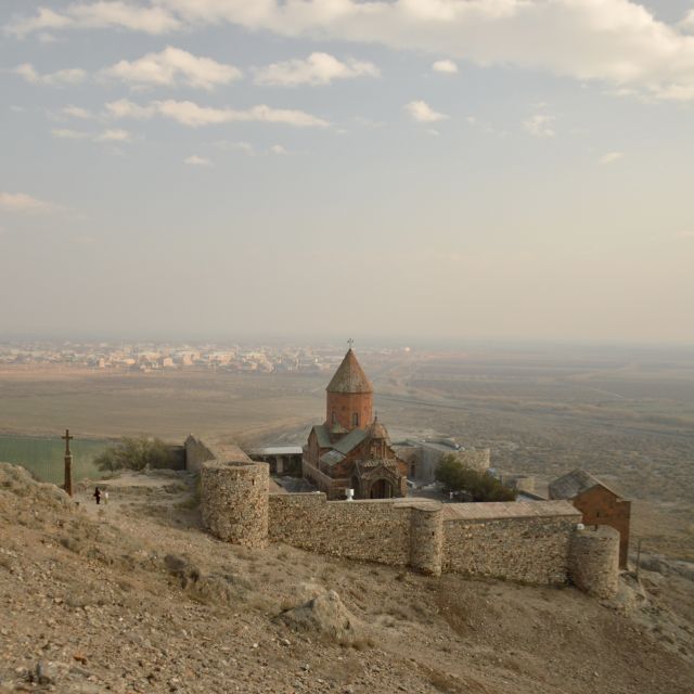 Das Kloster Chor Viral liegt an der unmittelbaren Nähe zur Grenze an die Türkei. Hier auf dem Bild ist das kleine Klostergebäude.