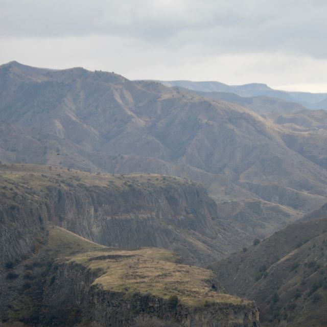 Berglandschaft in der Nähe zu Kloster Geghard. Die steinige, etwas karge Hänge sind typisch für Armenien. Das Bild habe ich unterwegs nach Geghard aufgenommen.
