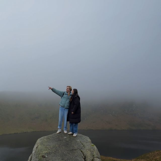 Mein Freund und ich, Madlin, stehen auf einem großen Stein am See.