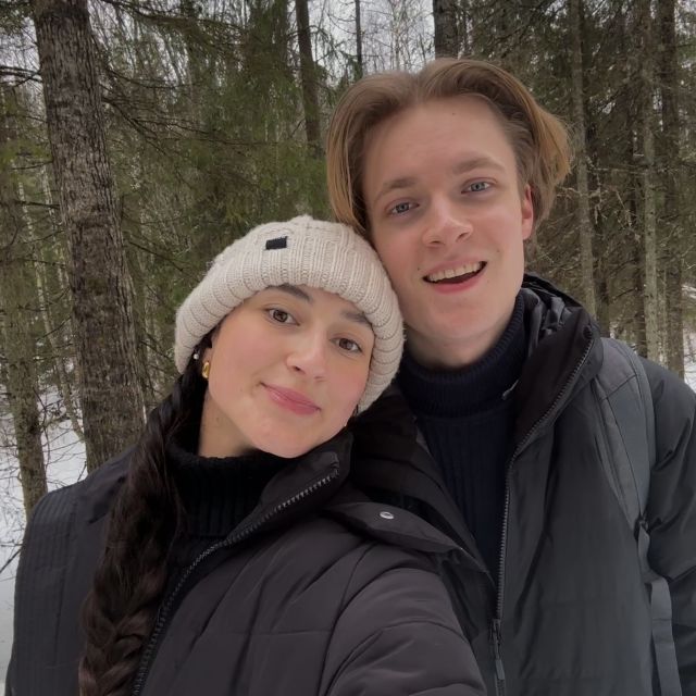 Mein Freund und ich, Madlin, machen ein Selfie im wald in Finnland.