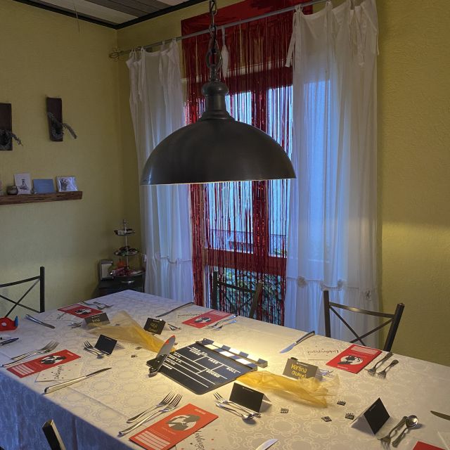 gedeckter Tisch mit Materialien und Deko für das Krimidinner im Esszimmer