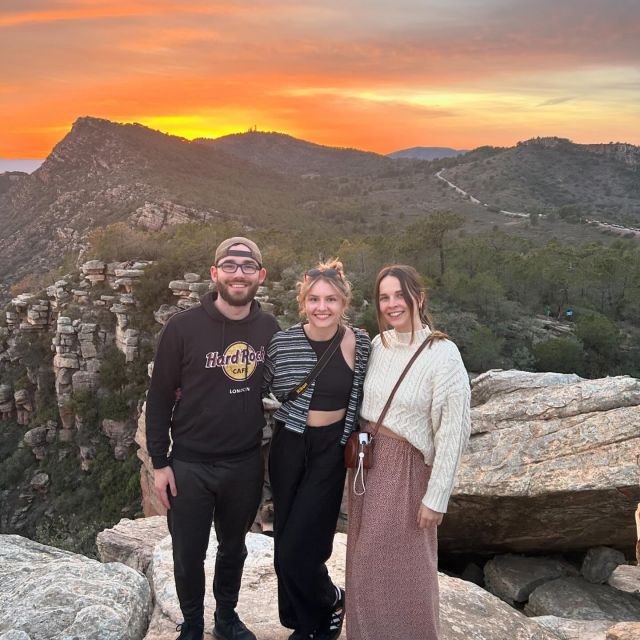 Sonnenuntergang, Berge, Susan mit zwei Freund:innen, Felsen