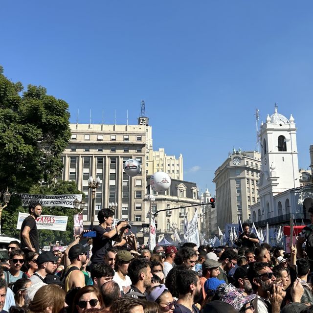 Menschenmenge auf einem Großen Platz