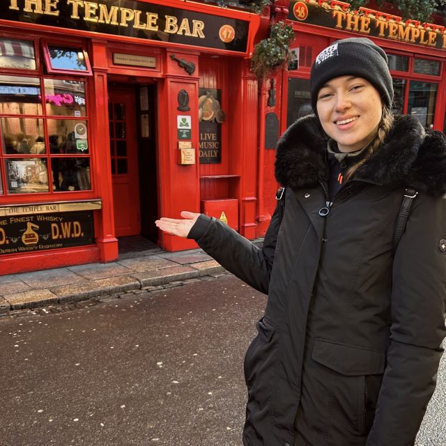 Junge Frau vor berühmter Bar in Dublin