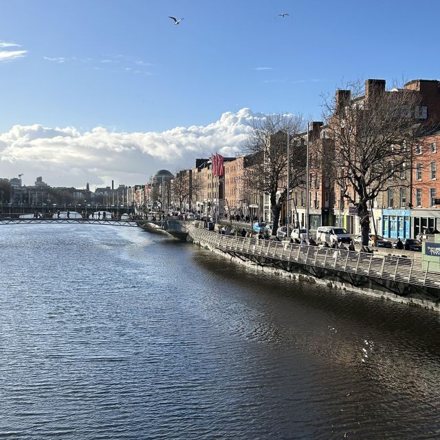 Fluss durch Dublin an einem sonnigen Tag