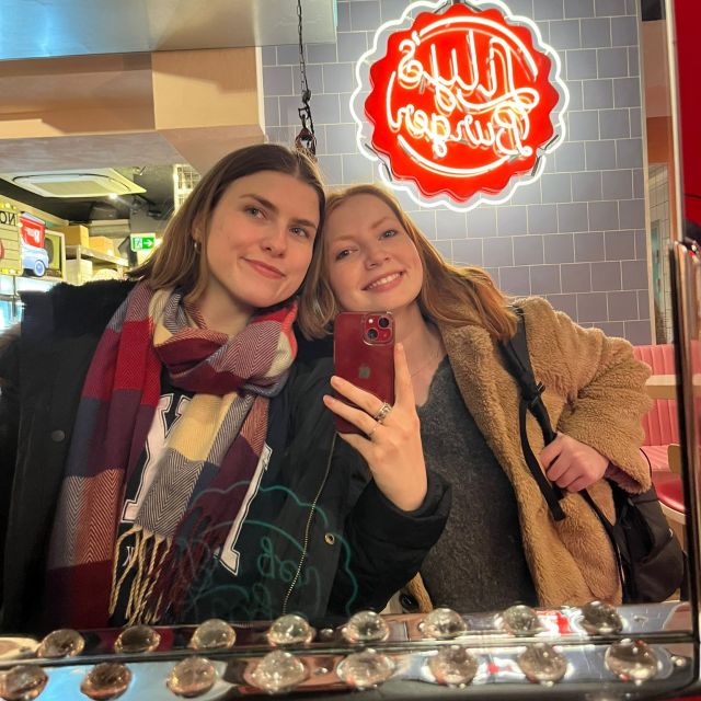 Spiegelbild Laura und Ashley in einem Diner
