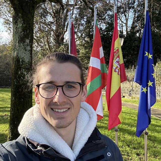 Selfie vor den Flaggen von Spanien, Europa und des Baskenlandes