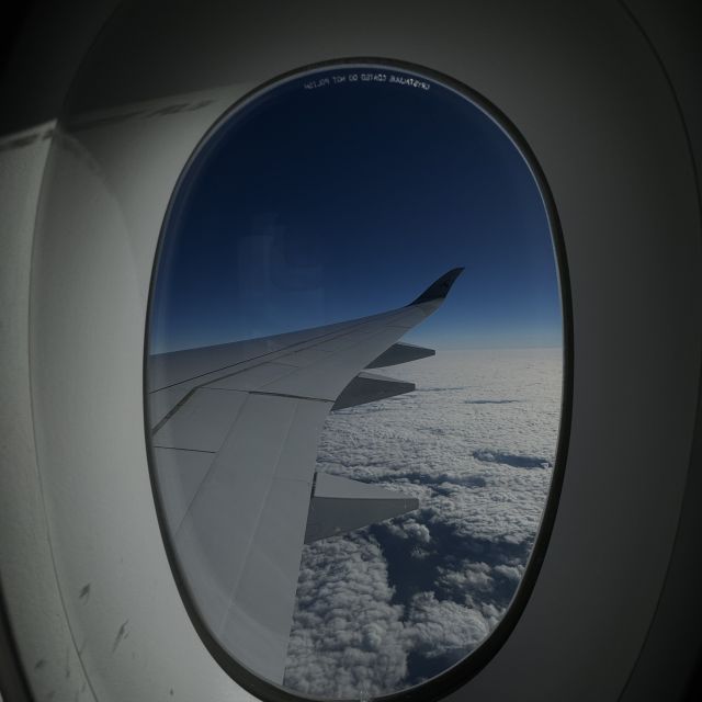 Sicht aus dem Flugzeug mit blauem Himmel