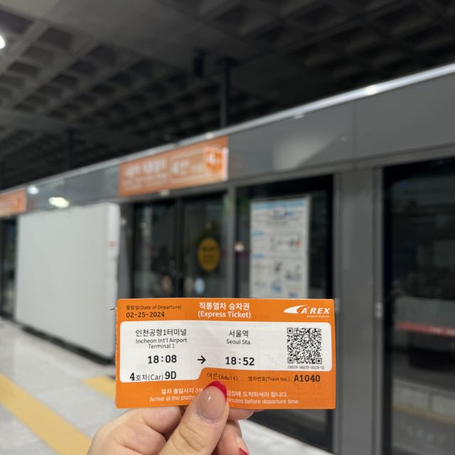 Das Ticket für den Airport Express Train, während des Wartens auf den Zug