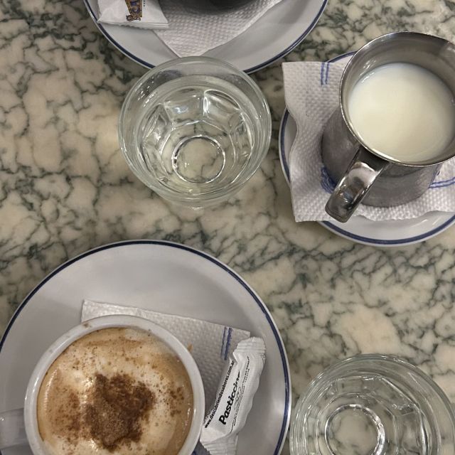 Kaffee und Milch auf einem Tisch